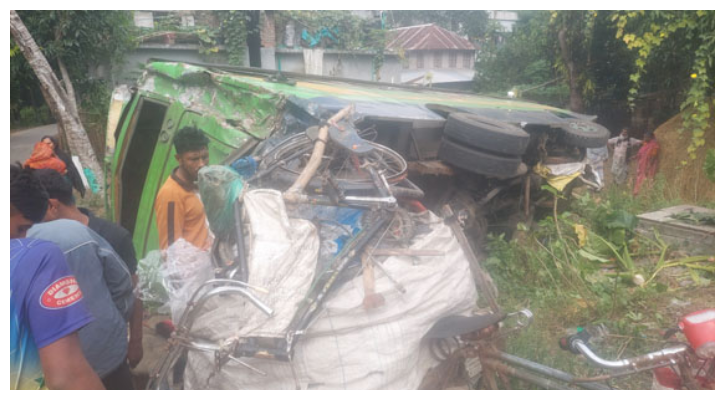 গোপালগঞ্জে সড়ক দুর্ঘটনায় প্রাণ গেল বাসের মালিকসহ দুজনের